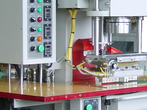 High frequency welding synchronous cutting machine